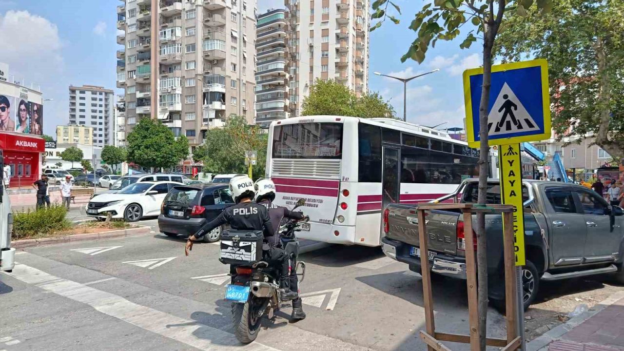 Yolcu minibüsünün yaya geçidinde çarptığı genç kız öldü