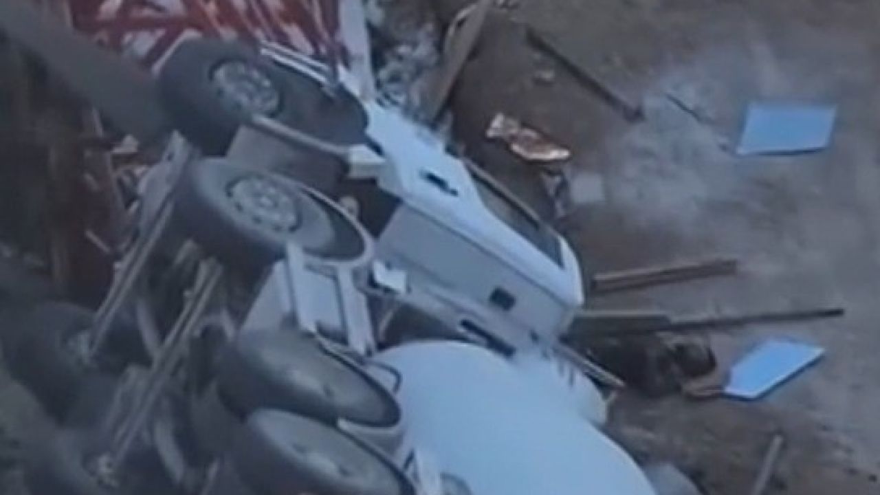 Yolda oluşan çökme nedeniyle beton mikseri devrildi: 1 yaralı