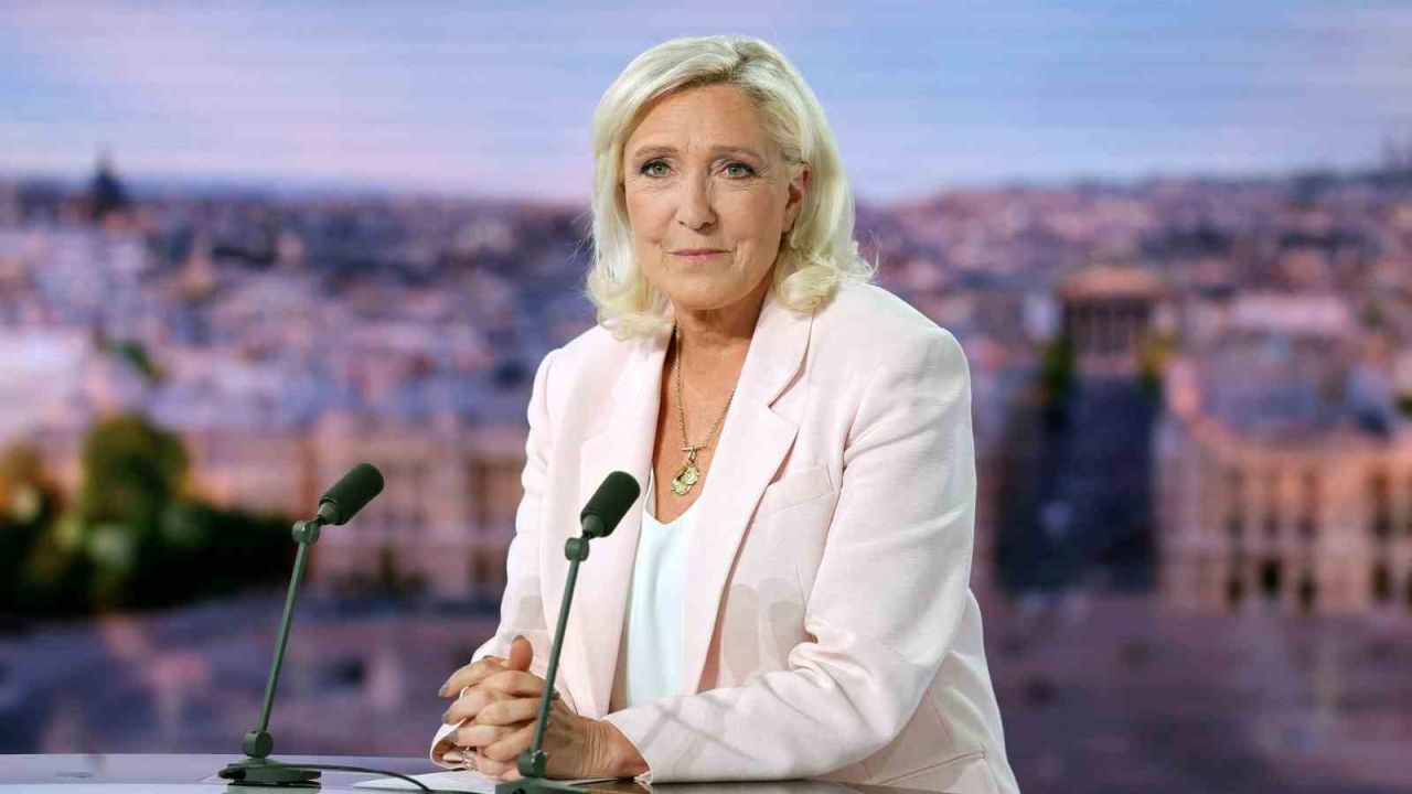 Yolsuzluktan suçlu bulunan Fransız siyasetçi Le Pen, cumhurbaşkanlığı adaylığını duyurdu