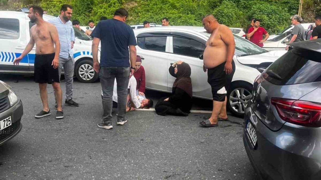 Yolun karşısına geçerken otomobilin çarptığı baba ve oğlu ağır yaralandı