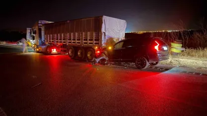 Yozgat’ta otomobil tıra çarptı: 3 yaralı