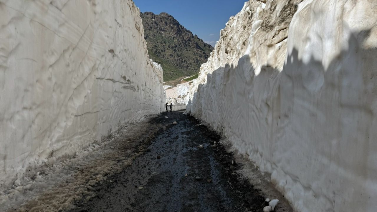 Yüksekova’da 8 metrelik kar tünelleri: İş makinesi içinde kayboldu