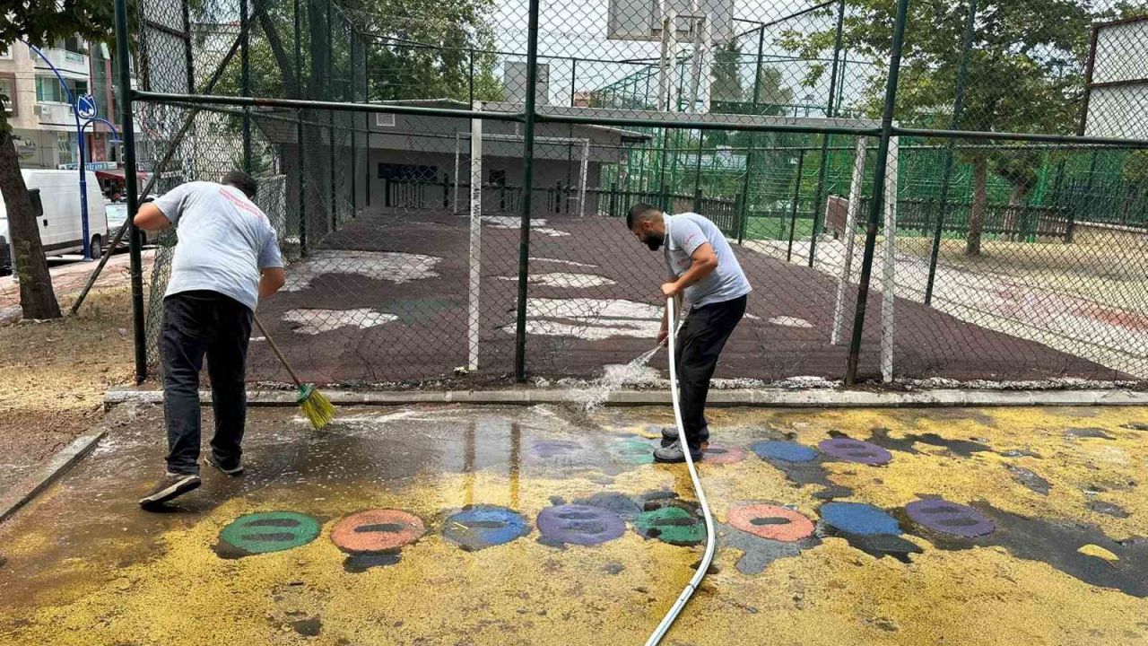 Yunusemre’de çocuk parkları pırıl pırıl oluyor