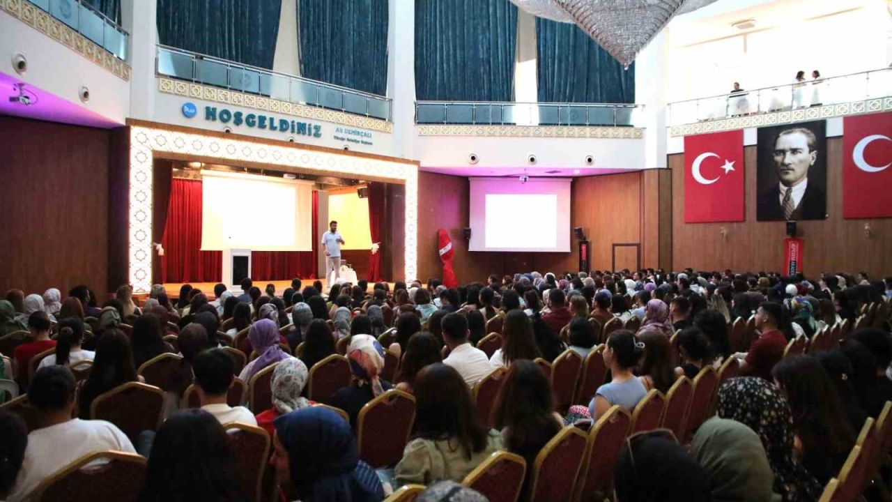 Yüreğir Belediyesi’nden MEB-AGS ve KPSS adaylarına coğrafya semineri