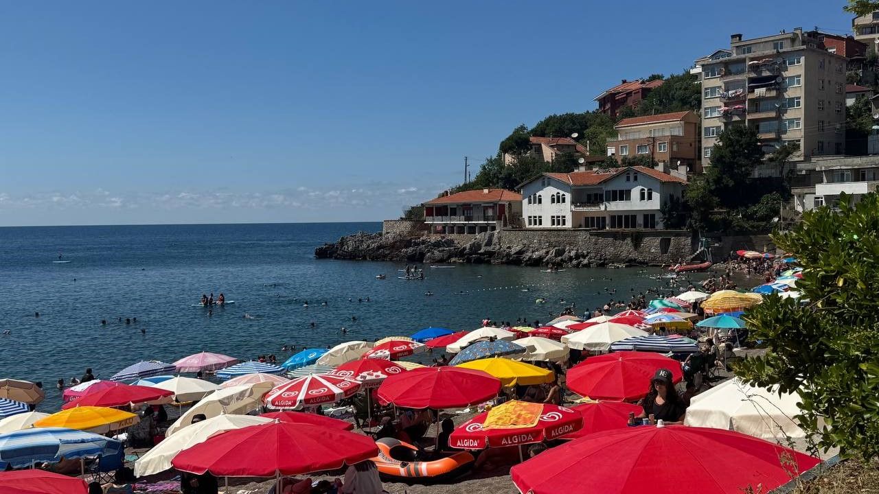 Zonguldak’ta sıcak hava bunalttı, vatandaşlar plaja akın etti